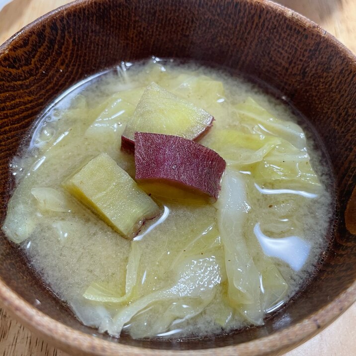 甘くてほっこり!さつまいもとキャベツのお味噌汁